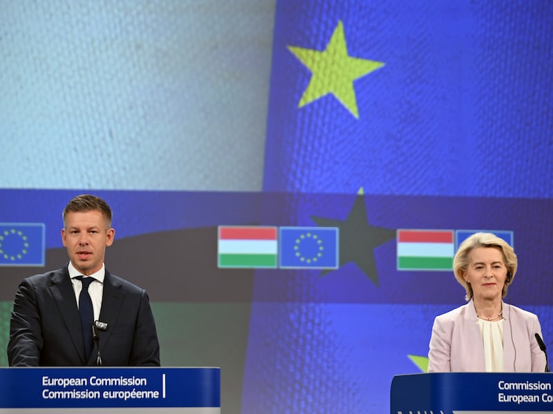Hongaarse premier Peter Magyar en Europees commissievoorzitter Ursula von der Leyen. 
