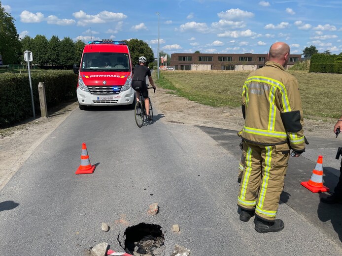 Lek aan riolering zorgt voor zinkgat op kruispunt op De Mol in Izegem ...