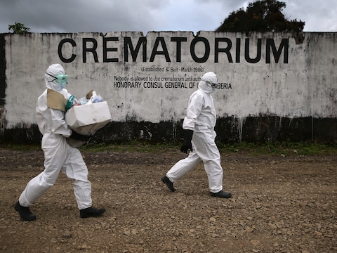 Het begraafteam van het ministerie van Gezondheid in Liberia.