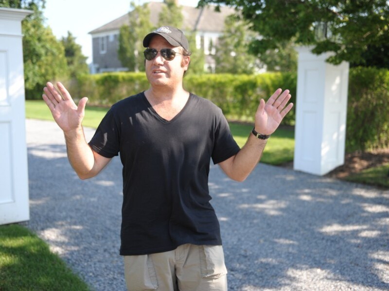 Andrew Silverman het voorbije weekend voor zijn huis in The Hamptons, waar hij één en ander te bespreken had met zijn vrouw Lauren.