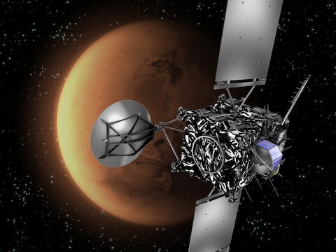 Een door ESA verspreide impressie van Rosetta, met op de achtergrond de planeet Mars.