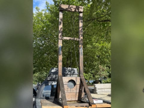 Foto’s gedeeld door de Capitoolpolitie tonen een guillotine achterin een pickuptruck in Washington DC. Het voertuig stond geparkeerd nabij het Capitool en het Hooggerechtshof.