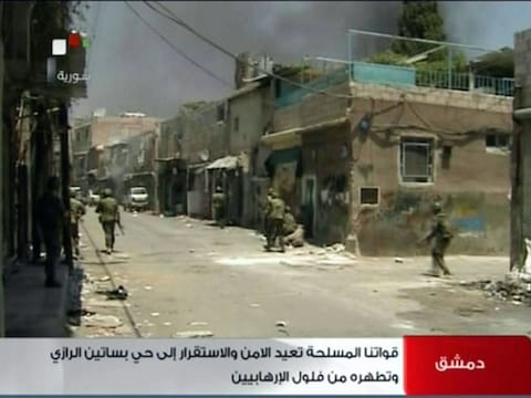 Beeld uit een video van de Syrische staatstelevisie. Regeringstroepen trekken van huis naar huis in Damascus.