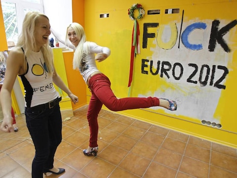 Inna Shevshenko (r) warmt zich al op voor de strijd.