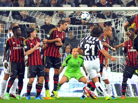 Pirlo draait de 1-1 binnen via een rechtstreekse vrije trap.