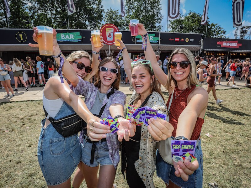 Pukkelpop zweert als enige grote festival nog bij papieren drankbonnetjes: waarom doen ze dat? En geef je zo meer of net minder uit?
