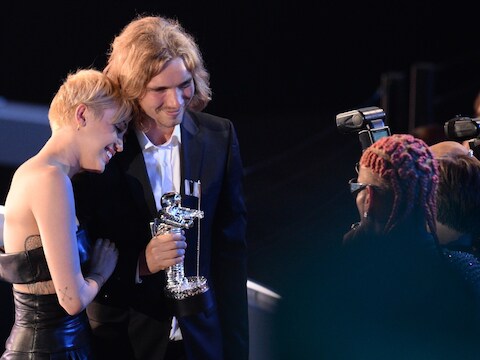 Miley Cyrus met haar dakloze 'date' tijdens de MTV Awards.