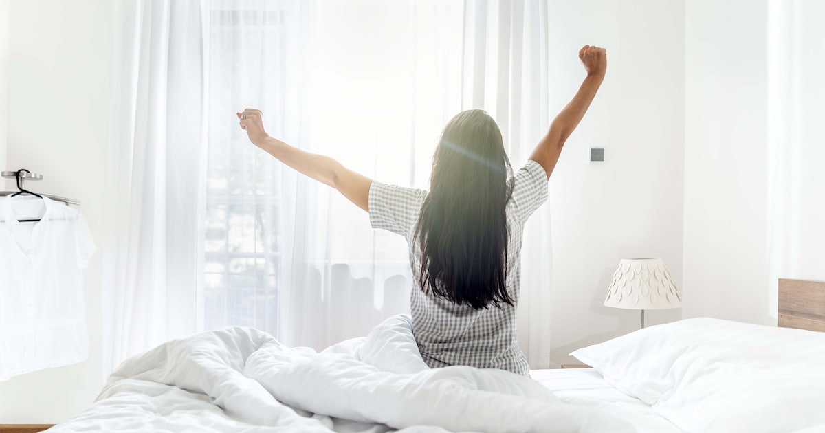 Expert geeft eerste hulp bij opstaan met stijve spieren: “Met deze 7 tips stap je met het goede been