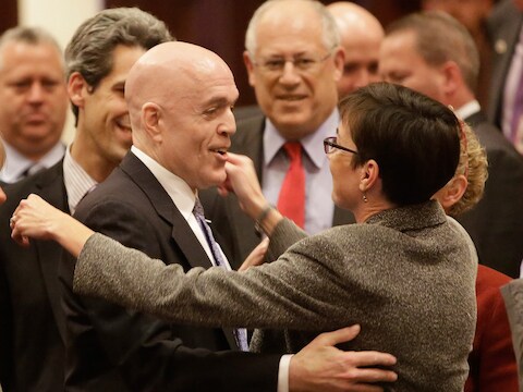 De Democratische Afgevaardigde Greg Harris (links) wordt gefeliciteerd nadat het Huis van Afgevaardigden in Illinois heeft ingestemd met het homohuwelijk.