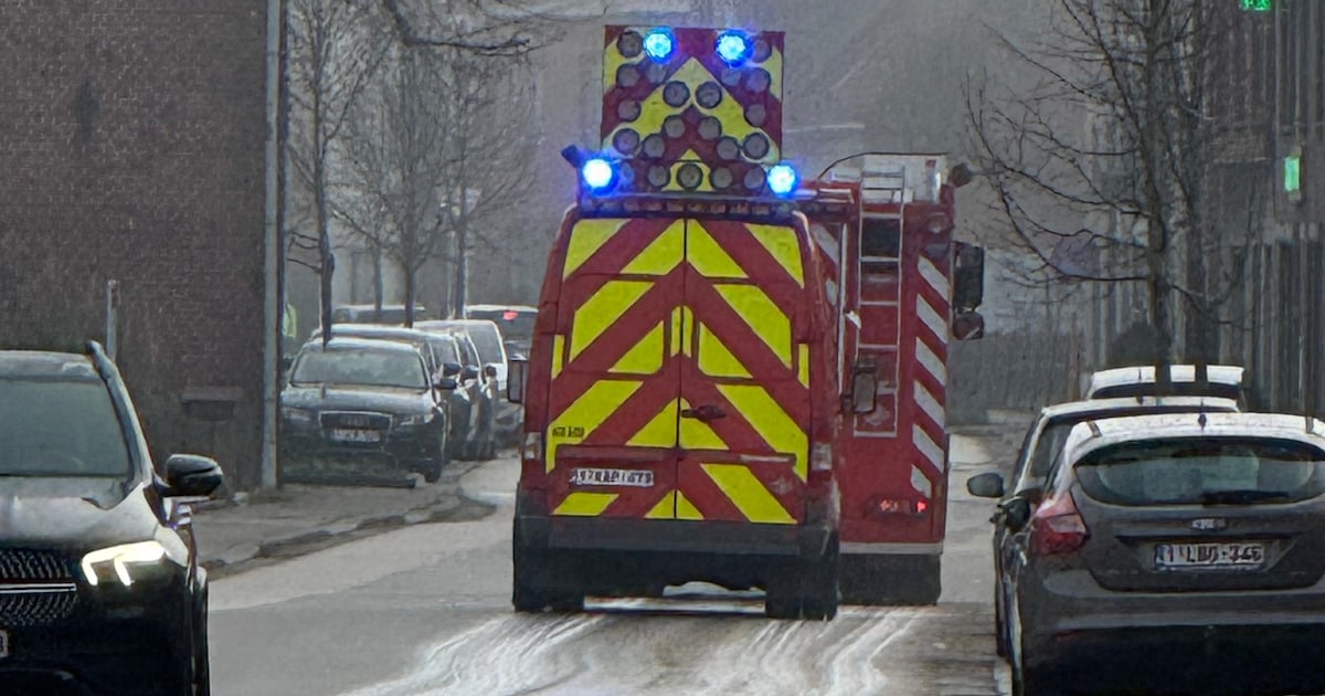 Oliespoor in het centrum van Sint-Kruis-Winkel: brandweer maakt rijbaan schoon