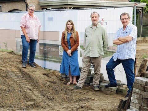 We zien schepen Annick Debonné, coördinator Welzijnshuis Sanne Vanthournout en Lieven Boucquet en Pol Decuyper (twee leden van de selectiecommissie) op de site waar dit jaar de bouw van het Welzijnshuis start