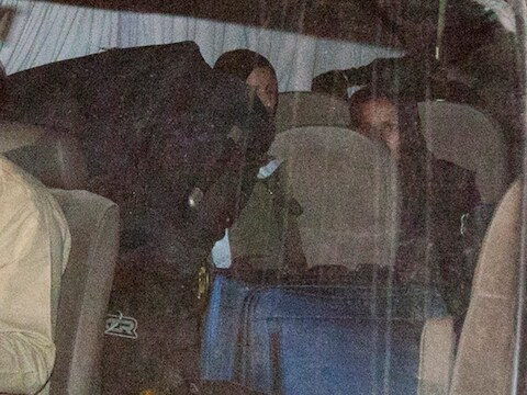 De vrouwen van Bin Laden op weg naar Saoedi-Arabië.