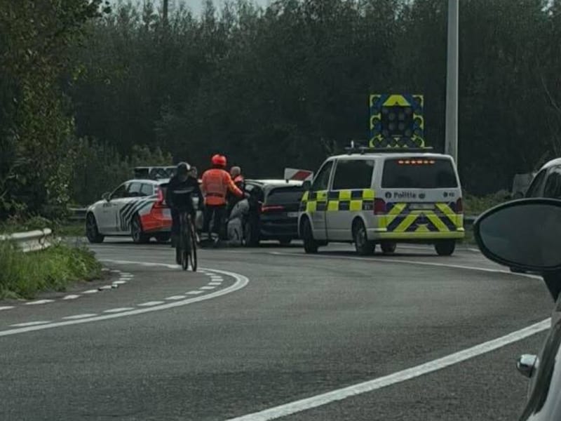 De politieachtervolging eindigde op de N9 in Mariakerke.