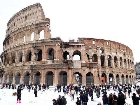 Door de hevige sneeuw vielen brokstukken van het Colloseum in Rome. Het monument wordt vanaf volgende maand gerestaureerd.