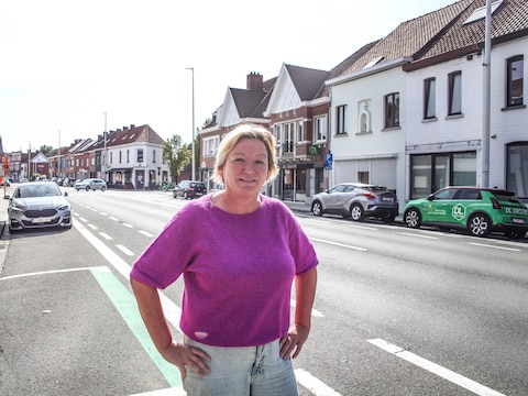Schepen van Mobiliteit Trui Steenhoudt (N-VA), in de KOR2 parkeerzone in de Brugsesteenweg in Kortrijk.
