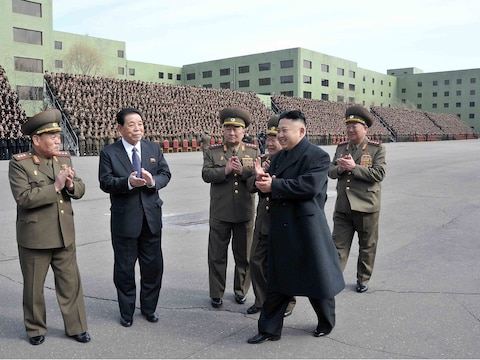 De Noord-Koreaanse leider Kim Jong-un tijdens een fotosessie met leden van het leger in Pyongyang, 2013.