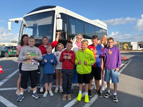 Viblo Leieland in Deinze start het nieuwe schooljaar met de nieuwe directeur Sarah Depelchin (tweede van rechts) en een nieuwe schoolbus. 