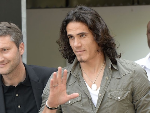 Cavani bij het verlaten van het Pitié-Salpêtrière ziekenhuis in Parijs.