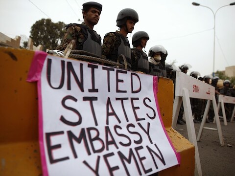 Archieffoto: oproerpolitie bij de Amerikaanse ambassade in Sana'a, Jemen, juni 2013.