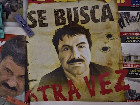Een poster van 'El Chapo' in een krantenkiosk met opschrift: "Gezocht, Opnieuw"