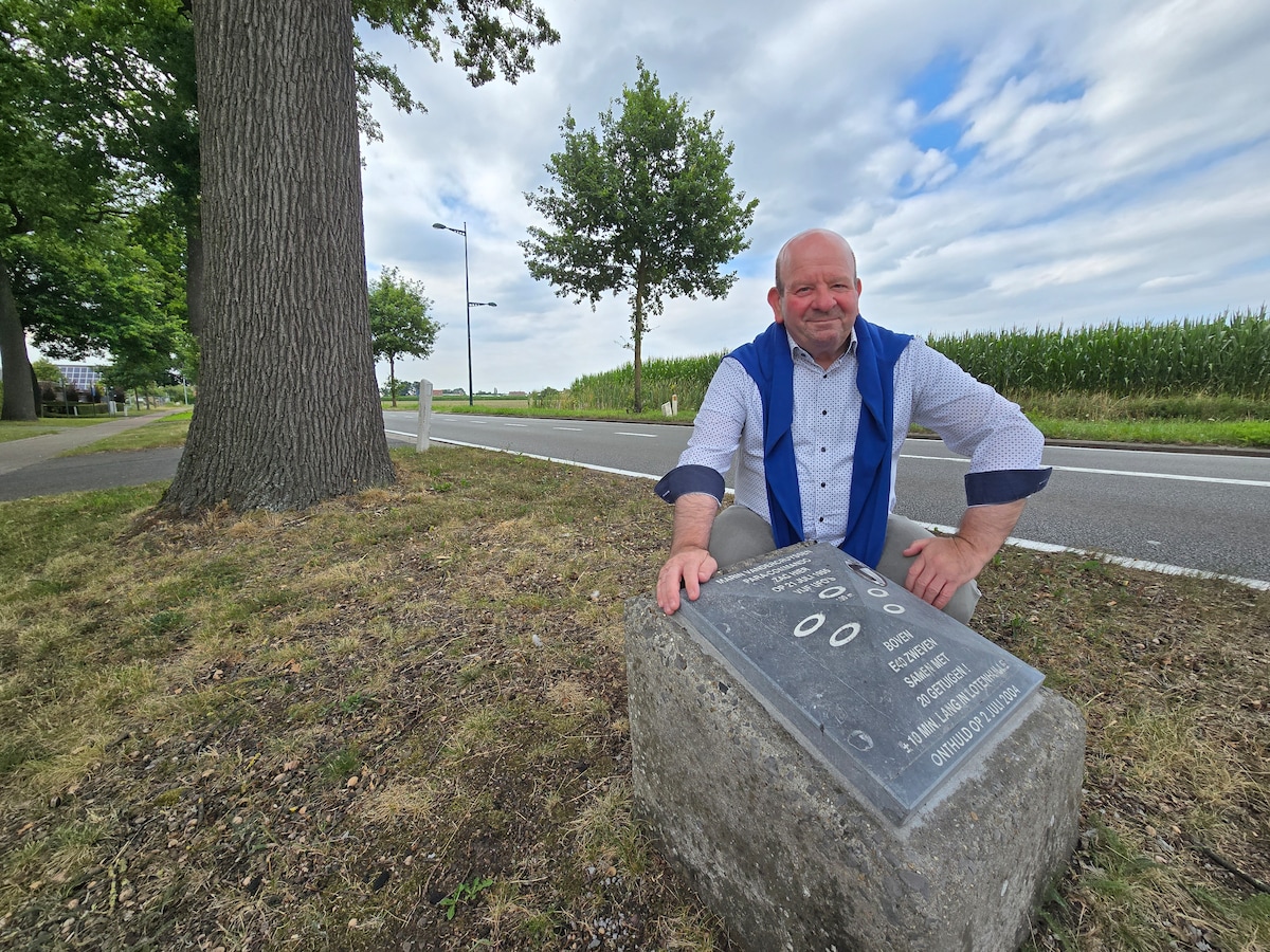 Schepen Dirk De Smul aan het opgeknapte ufomonument op de baan tussen Aalter en Deinze.
