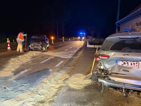 Langs de N8 in Oostvleteren knalde een auto tegen een geparkeerd voertuig