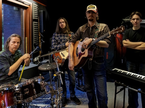 De Aarschotse muzikant Robbe Verheyden timmert met VON ROB verder aan de weg, met een Schots optreden en een plek op het hoofdpodium van Gevarenwinkel Festival.
