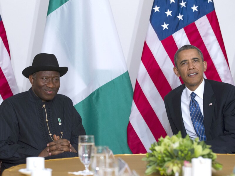 De Nigeriaanse president Goodluck Jonathan maandag naast zijn Amerikaanse ambtsgenoot Barack Obama.