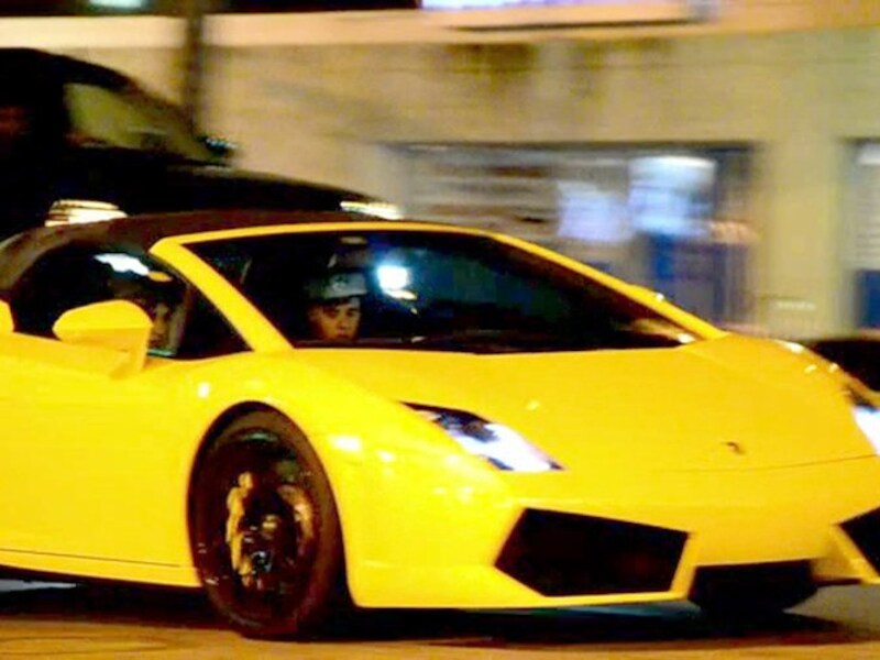 Justin Bieber met model Chantel Jeffries in de gele Lamborghini.