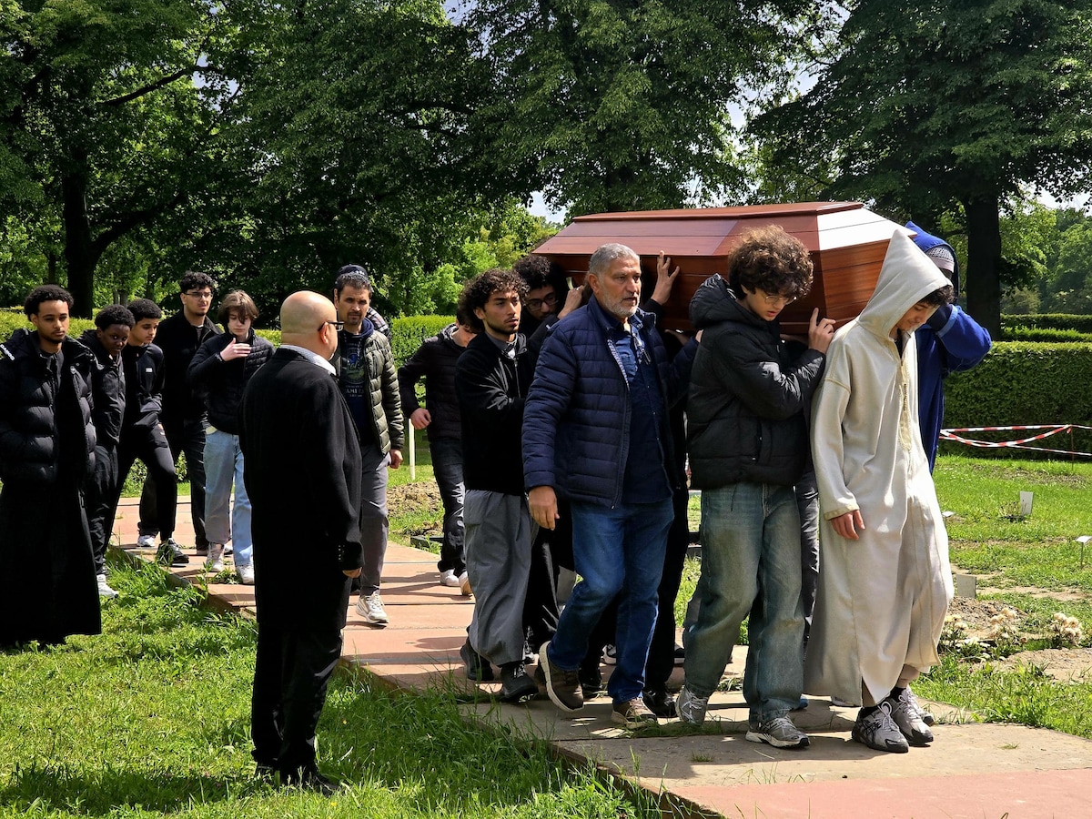 Honderden nemen afscheid van Mariam (16), die stierf bij dodelijk ongeval  op Linkeroever: “Ze hebben haar van mij weggenomen” | Foto | hln.be