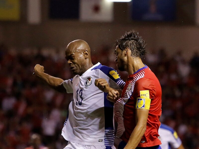 Bryan Ruiz in een luchtduel met Adolfo Machado.