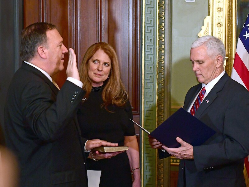 Mike Pompeo wordt ingezworen als CIA-directeur.
