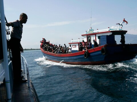 De politie begeleidt een boot met vluchtelingen uit Birma die de kust van Australië probeerden te bereiken.