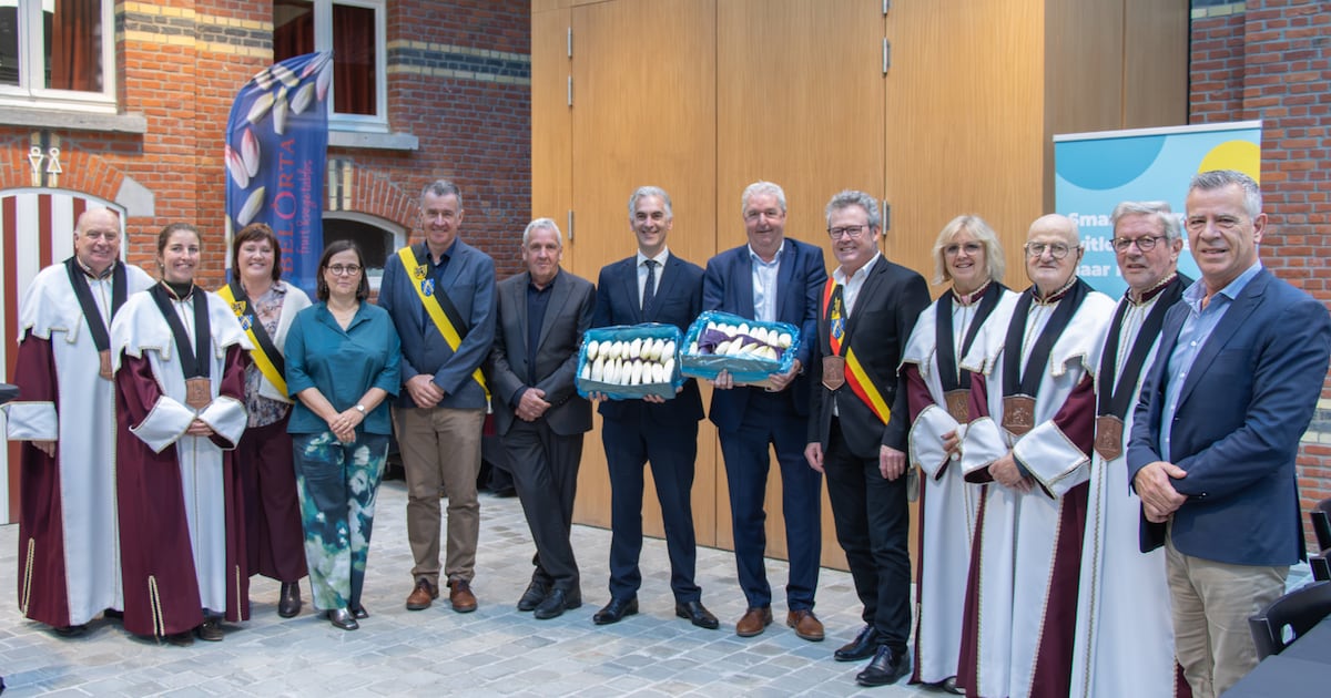 Gouverneur en economisch adviseur van koning Filip bezoeken Kampenhout ...
