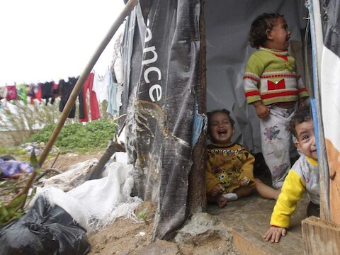 Syrische kinderen in een tent in Tyre.