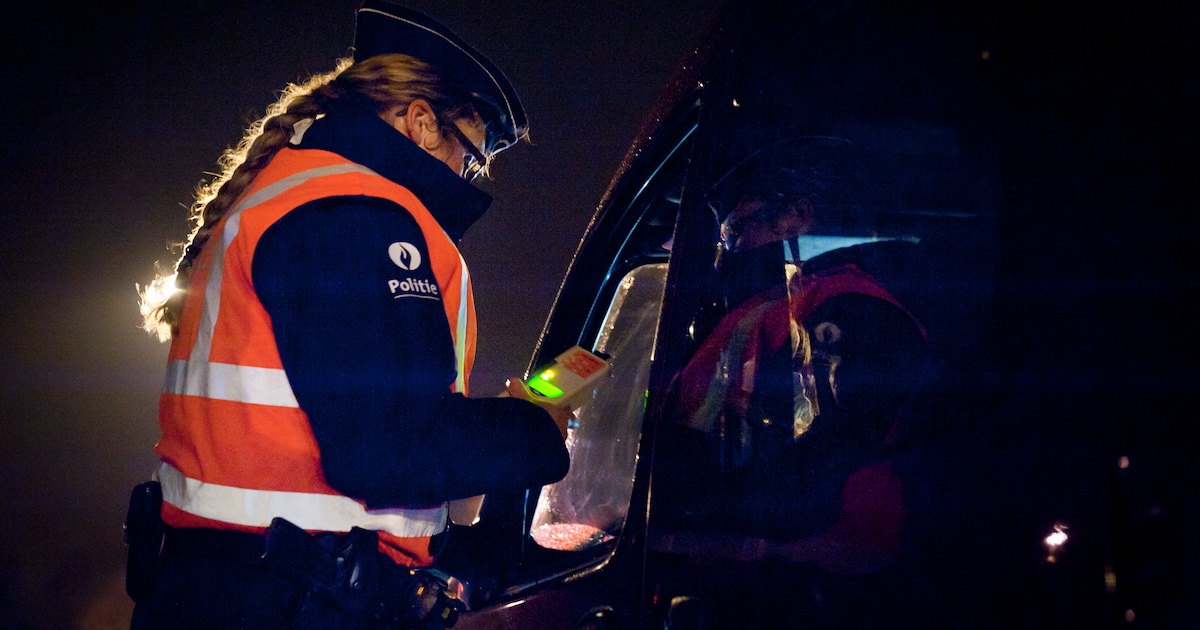 Dronken politieman op weg naar de winkel uit het verkeer gehaald: “Ik zat in een moeilijke thuissitu