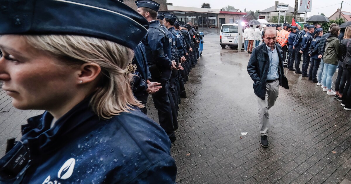 Politie keert burgemeesters de rug toe: “Jullie hebben onze levens ...