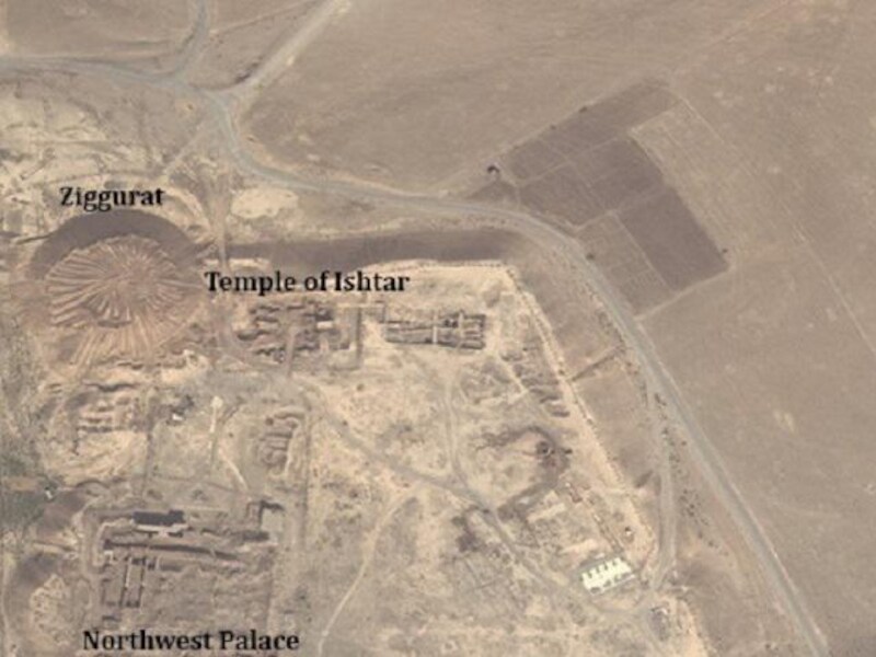 De vernietigde ziggurat van Nimrud (linksboven).