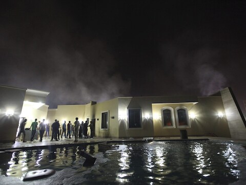 Het Amerikaans consulaat in Benghazi tijdens gewapend protest op 11 september 2012.