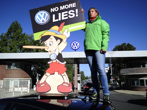Protest voor de poorten van Volkswagen in Wolfsburg, Duitsland