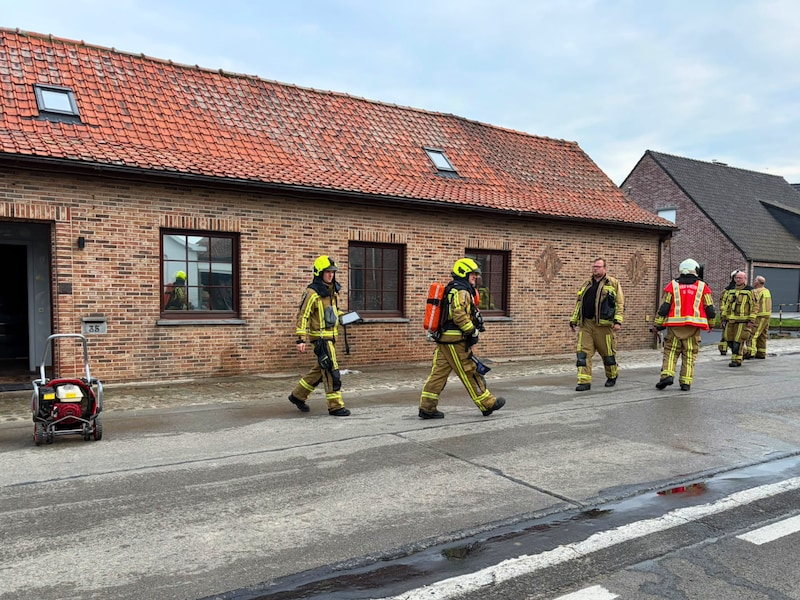 De brandweerlieden controleerden de woning grondig en ventileerden de ruimtes. 