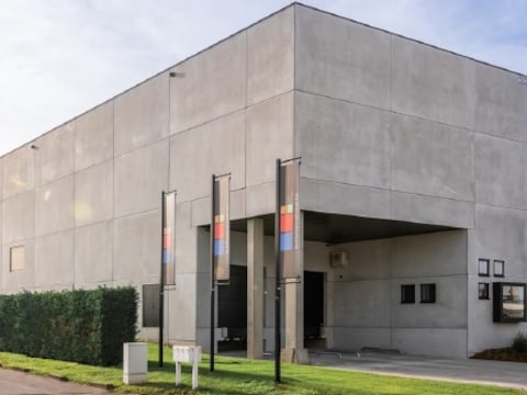Het magazijn van Buro International, gebouwd door de Willy Naessens Group. 
