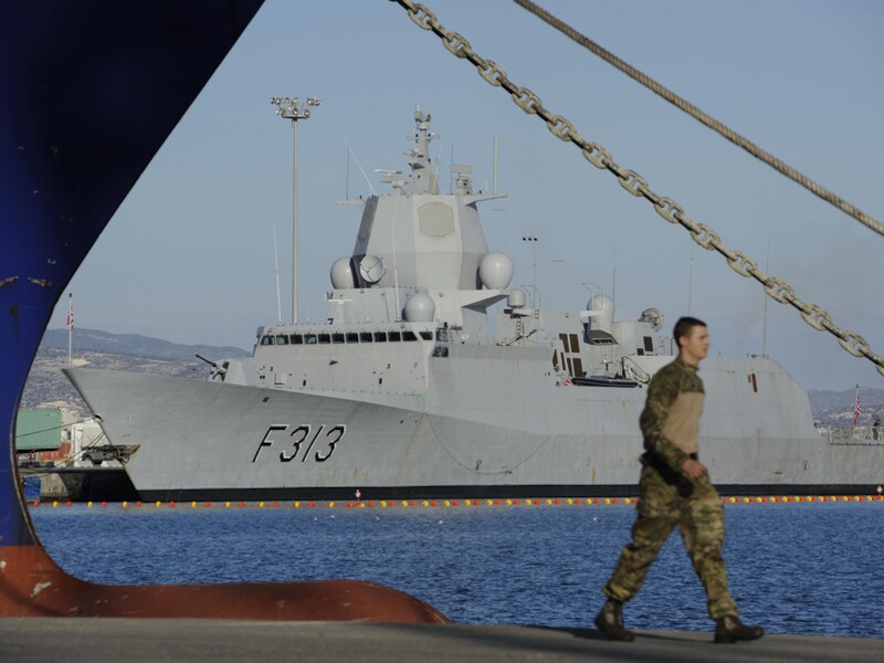 Het Noorse fregat Helge Ingstad in de haven van Limassol.
