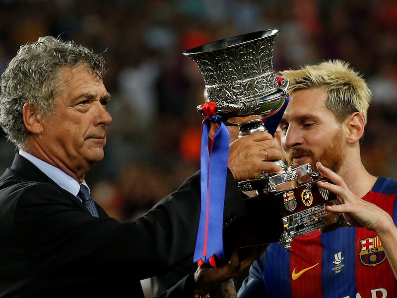 Voorzitter Angel Maria Villar overhandigt de Spaanse Super Cup aan Lionel Messi