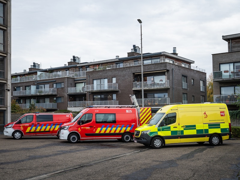 Bewoner probeert brand in bijgebouw zelf te blussen, ademt rook in en wordt naar het ziekenhuis gebracht