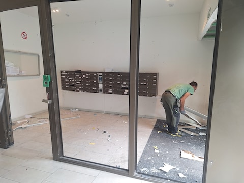 Beelden tonen ravage in appartementshal na explosie in Neder-over-Heembeek
