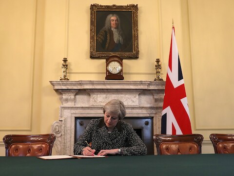 De Britse premier Theresa May ondertekent EU-artikel 50, waarmee het Verenigd Koninkrijk officieel aan de rest van de lidstaten kenbaar maakt dat het wil vertrekken uit de Europese Unie.