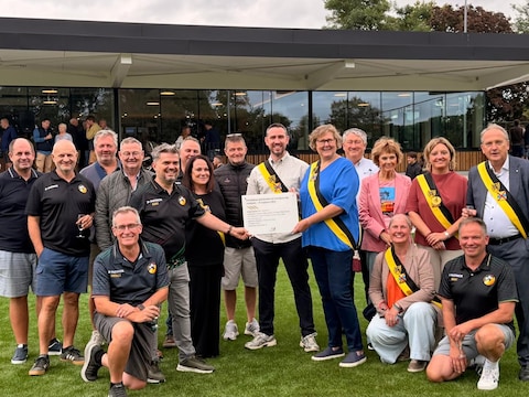Er werd geklonken op de realisatie van het kunstgrasveld en de nieuwe sportkantine in Humbeek. Midden: schepen Jelle De Wilde en schepen Trui Olbrechts.