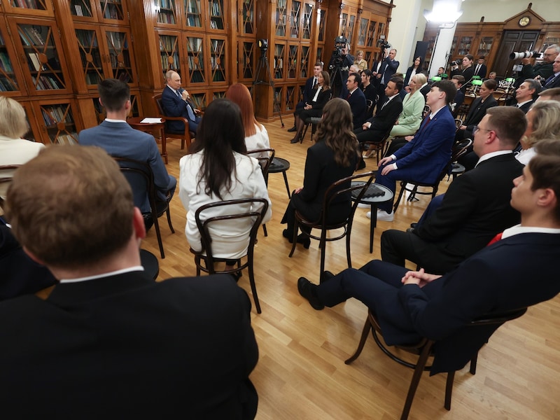 Beeld van het bezoek dat Poetin op 29 augustus bracht aan de Pedagogische Staatsuniversiteit van Moskou.