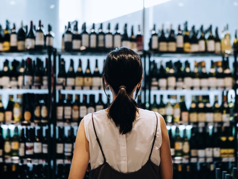 Wereldwijde alcoholconsumptie blijft dalen: vooral wijn krijgt klappen, nieuwe dranken winnen terrein
